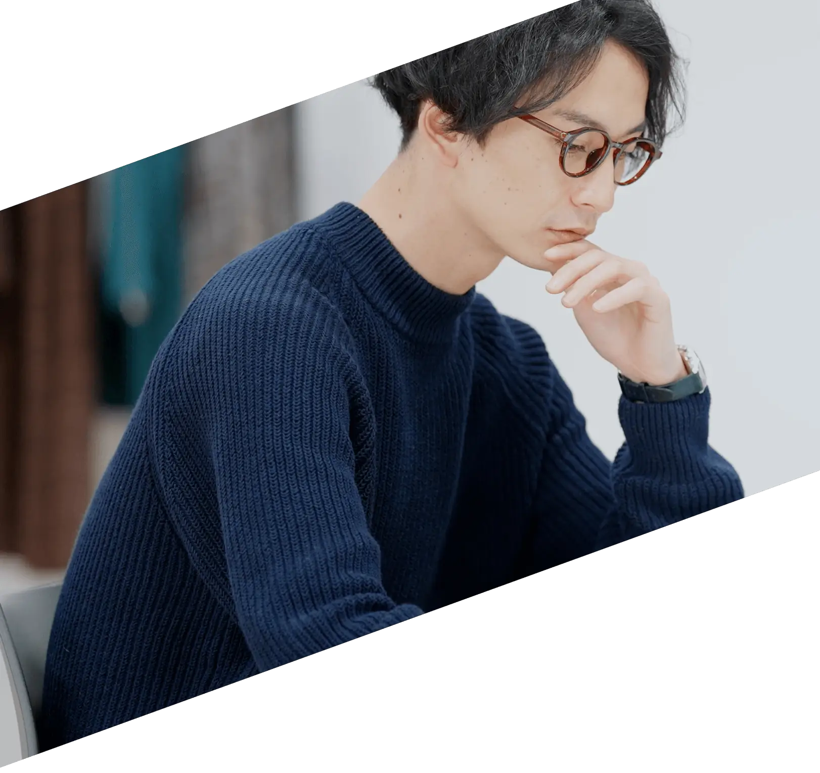 男性がプログラミングスクールの勉強をしている様子