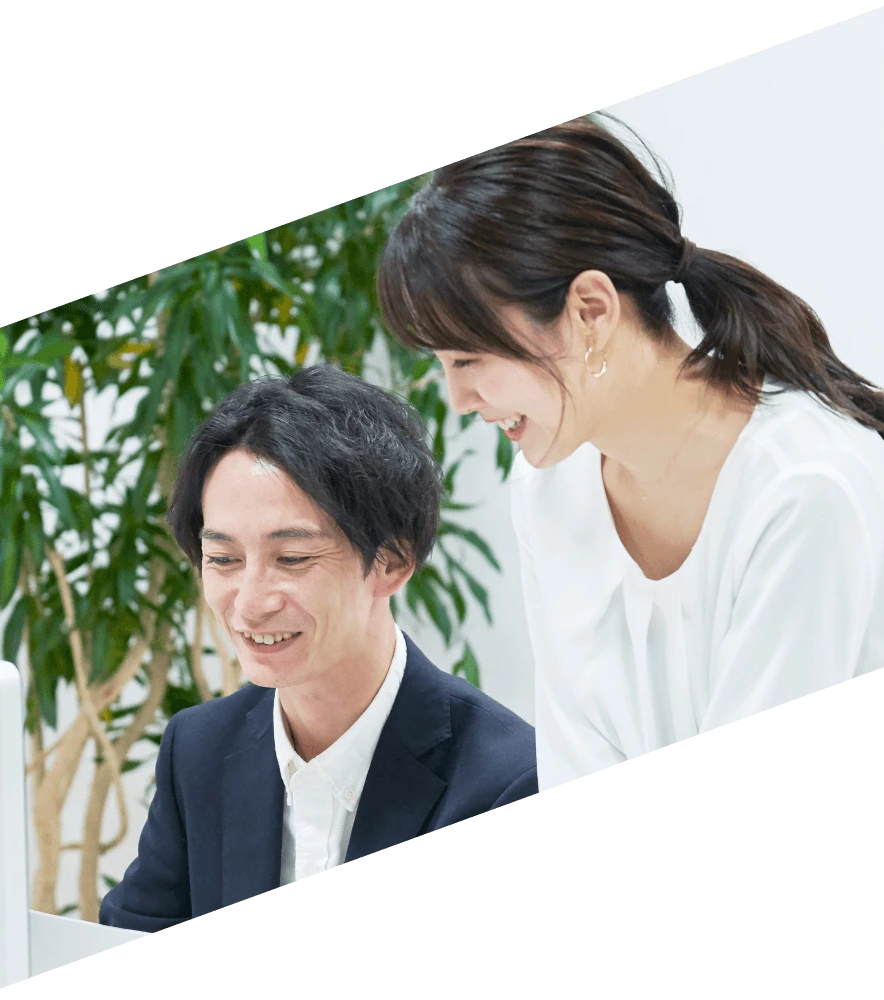 プログラミングスクールの講師と生徒が楽しそうに授業をしている様子