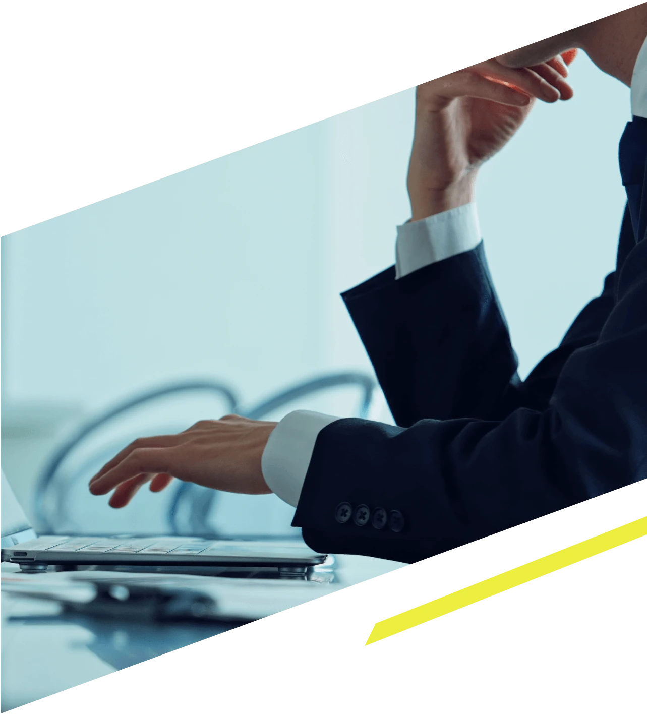 男性がプログラミングを学習しているイメージ画像