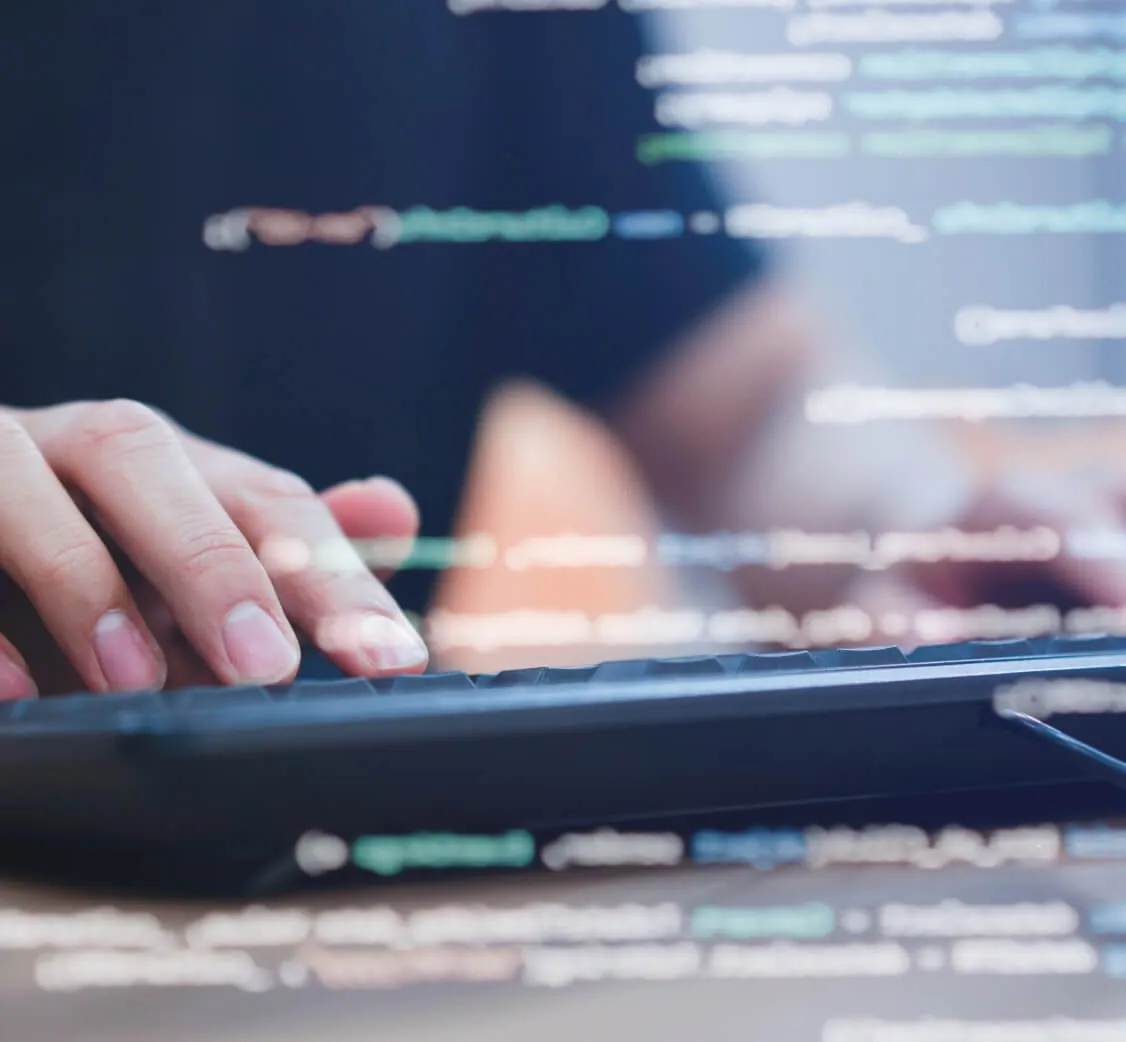 プログラミングで実務経験を積んでいる男性エンジニアのイメージ