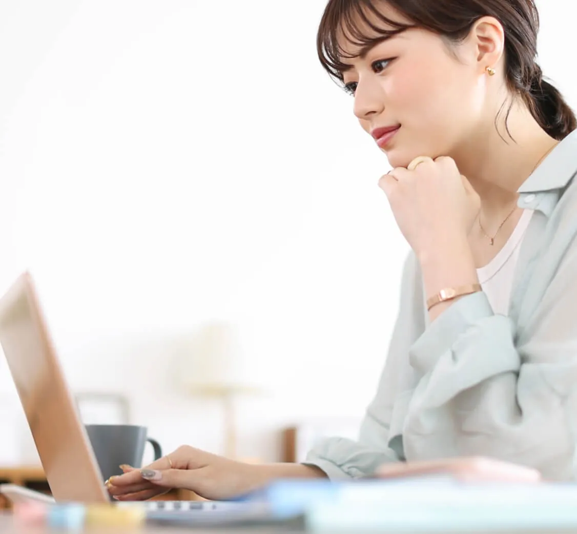 挫折に悩まずプログラミングスクール受講のしている女性生徒