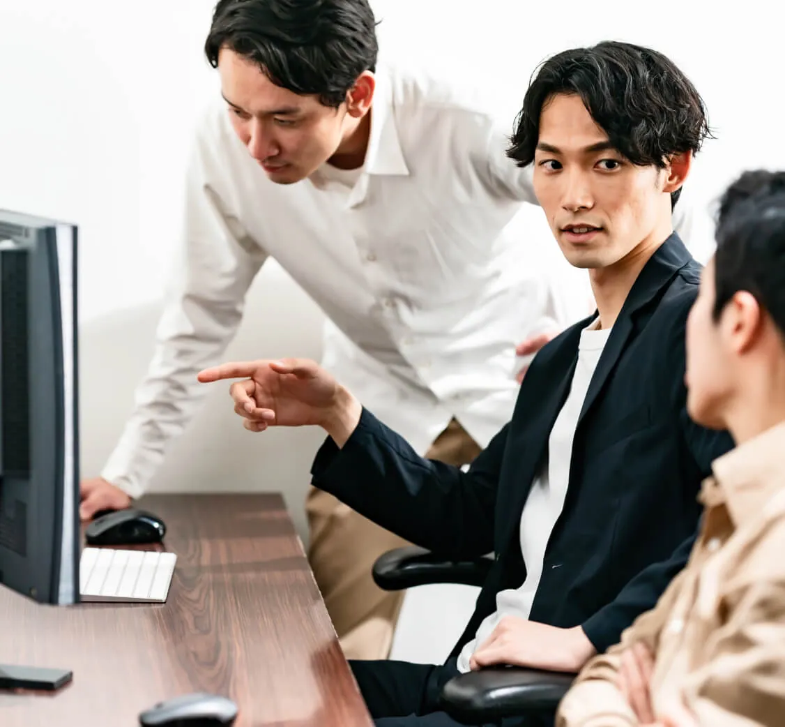 先輩エンジニアと一緒に仕事をしている様子